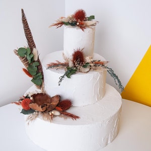 Adorno de flor para tarta de bodas: terracota bohemia naranja quemado, flores secas de color personalizado, decoración otoñal con pluma de faisán.