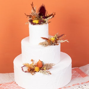 Topper per torta nuziale con fiori secchi colorati personalizzati: bellissimi colori arancione bruciato e ruggine terracotta per matrimoni autunnali