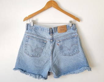 Op de afbeelding: Lichtblauwe denim shorts met rafelige randen en een achterzak met een Levi's-label.