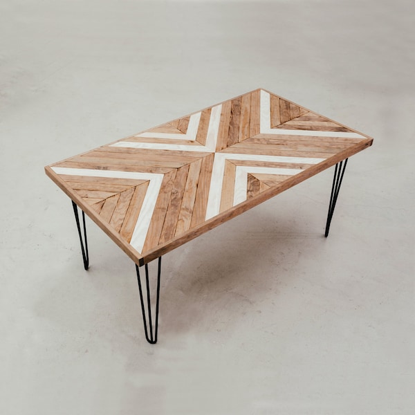 Table en bois à chevrons | Table design chevrons | Table en bois en épingle à cheveux | Tableau de forme géométrique | Table blanche en bois clair | Table rustique personnalisée