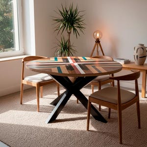 Table géométrique en bois : pin rustique et châtaignier avec pied central