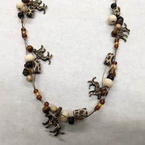 Flertrådig gepardberlock och träpärlor i halsband, armband; örhängen