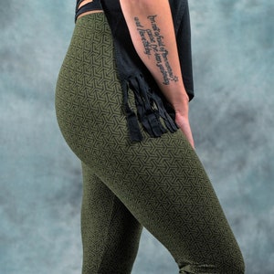 Puede incluir: Leggings verdes con un patrón geométrico. Los leggings son ajustados y tienen una cintura alta.