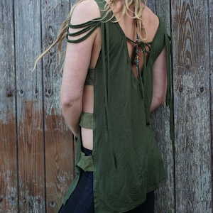 Top Goa per donna-tunica verde~Top senza schienale~Top corto hippie~Asimmetrico~T-shirt~Festival~Top Goa Psytrance~Abbigliamento alternativo, terroso e tribale