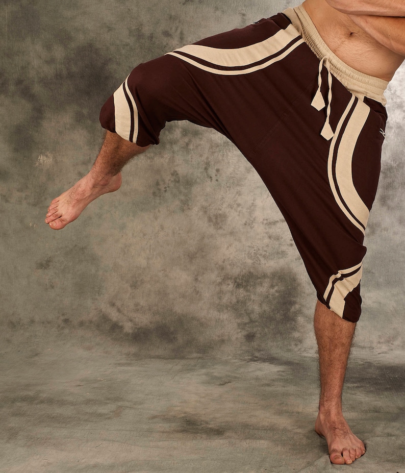 Puede incluir: Pantal&oacute;n marr&oacute;n con un dise&ntilde;o de rayas blancas. El pantal&oacute;n es holgado y tiene una cintura con cord&oacute;n.