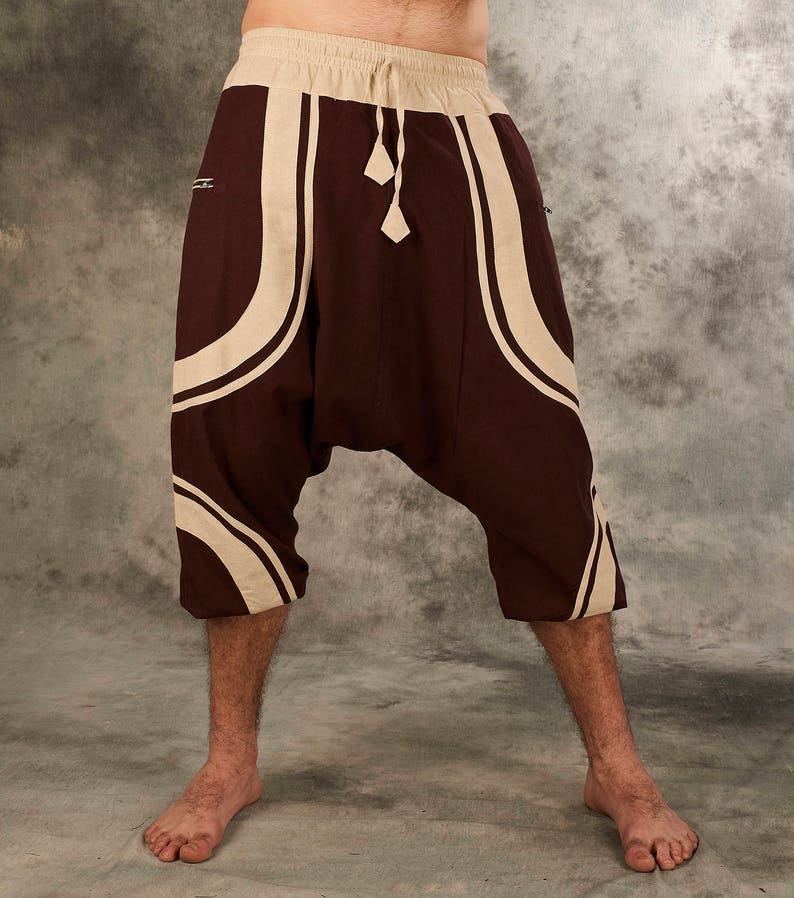 Puede incluir: Pantalones marrones y beige con estampado y cintura con cord&oacute;n.