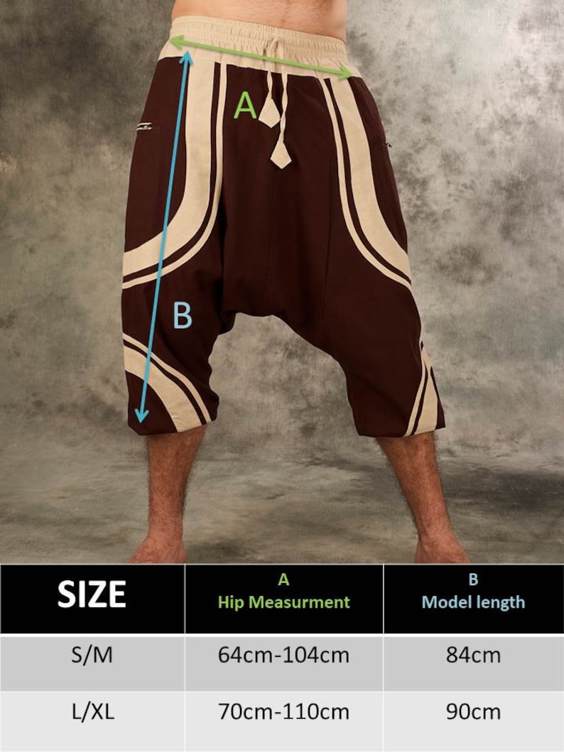 Puede incluir: Una tabla de tallas para pantalones marrones y blancos con estampado y cintura con cord&oacute;n. La tabla muestra las medidas de cadera en cent&iacute;metros y la longitud del pantal&oacute;n en cent&iacute;metros. Las tallas incluyen S/M y L/XL.