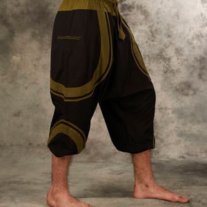 Puede incluir: Pantalones negros y verde oliva con estampado y cintura con cord&oacute;n. Los pantalones tienen pierna ancha y son de corte por encima del tobillo.