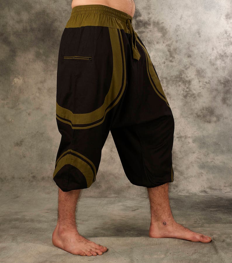 Puede incluir: Pantalones negros y verde oliva con estampado y cintura con cord&oacute;n. Los pantalones tienen pierna ancha y son de corte por encima del tobillo.