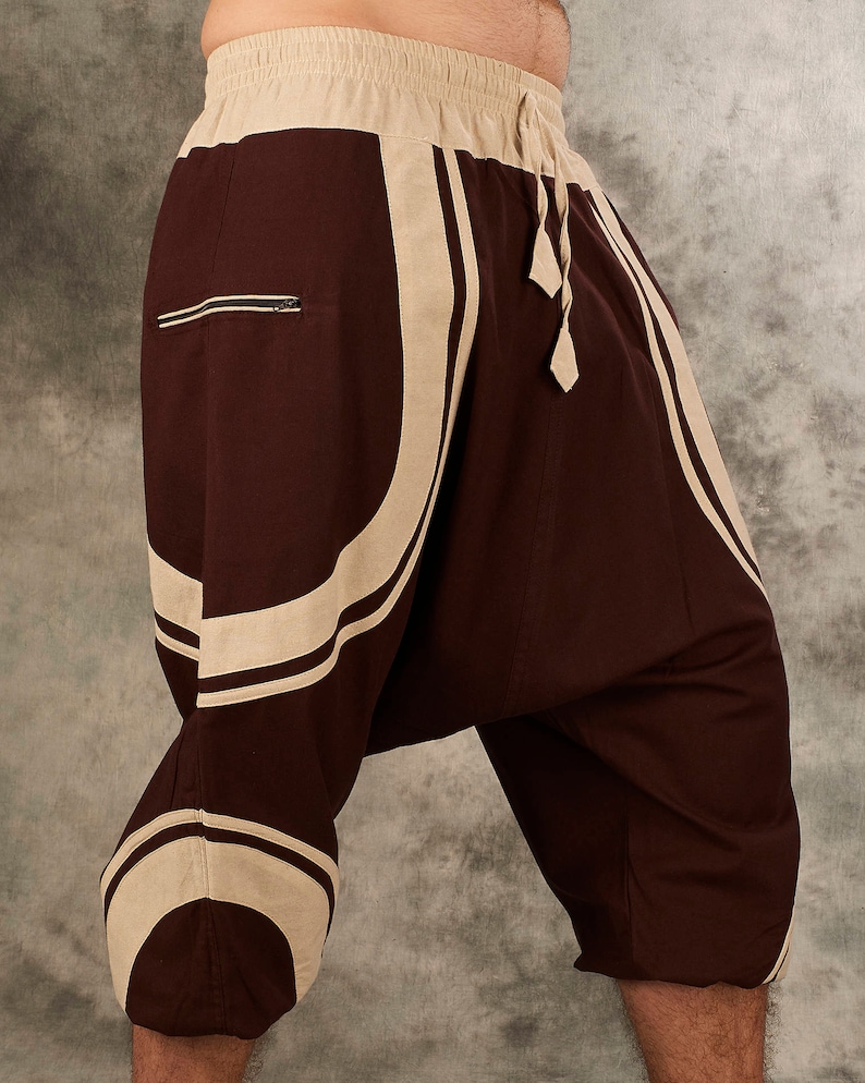 Puede incluir: Pantalones de color marr&oacute;n y beige con un patr&oacute;n. Tienen una pierna ancha y est&aacute;n hechos de una tela suave y c&oacute;moda.