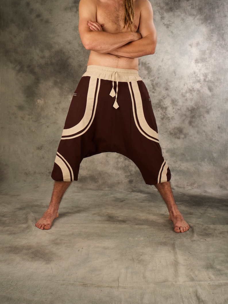 Puede incluir: Un pantal&oacute;n marr&oacute;n y blanco con estampado y cintura con cord&oacute;n.