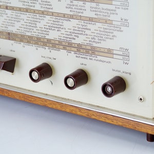 Radio de válvulas Wega tipo 129, de teca, Alemania Occidental, década de 1960. imagen 9