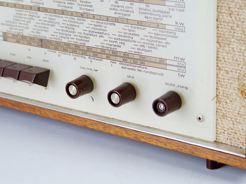 Radio de válvulas Wega tipo 129, de teca, Alemania Occidental, década de 1960. imagen 9