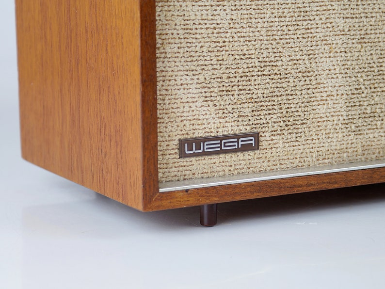 Radio de válvulas Wega tipo 129, de teca, Alemania Occidental, década de 1960. imagen 4