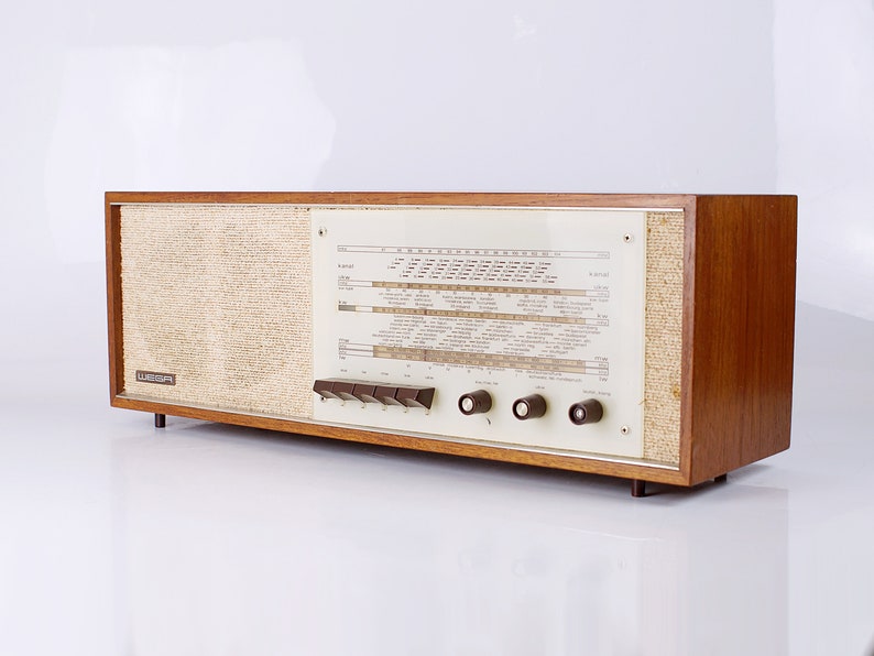 Radio de válvulas Wega tipo 129, de teca, Alemania Occidental, década de 1960. imagen 1