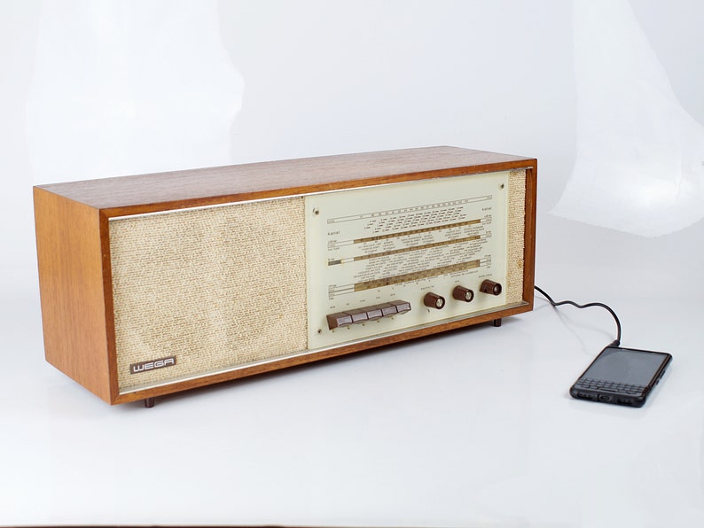 Radio de válvulas Wega tipo 129, de teca, Alemania Occidental, década de 1960. imagen 10