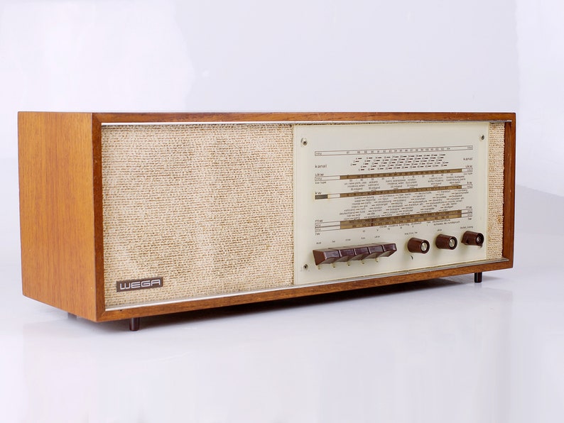 Radio de válvulas Wega tipo 129, de teca, Alemania Occidental, década de 1960. imagen 3