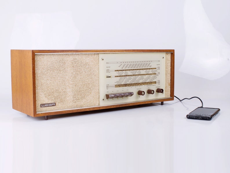 Radio de válvulas Wega tipo 129, de teca, Alemania Occidental, década de 1960. imagen 2