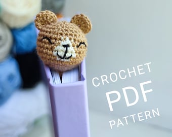 Op de afbeelding: Een haakpatroon voor een schattig bruin beren-bladwijzer. Het patroon is beschikbaar als PDF-download. CROCHET PDF PATTERN.