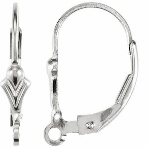 Pode incluir: Duas bases de brincos de alavanca prateadas. As bases têm um design decorativo na frente e um fecho de alavanca articulado. Os brincos são feitos de um metal brilhante e refletor.