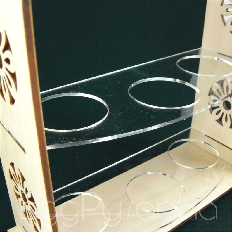Puede incluir: Soporte de madera con estantes de acr&iacute;lico transparentes para exhibir art&iacute;culos peque&ntilde;os. El soporte tiene un dise&ntilde;o decorativo de corte.