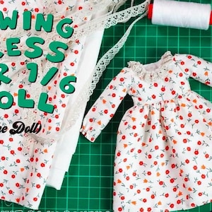 Könnte beinhalten: Ein weißes Kleid mit Blumenmuster und Spitzenbesatz für eine 1/6 Puppe. Der Text "Sewing Dress for 1/6 Doll (Blythe Doll)" befindet sich auf dem Stoff.