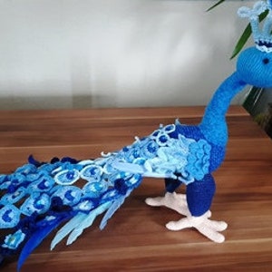 Crochet pattern blue peacock (only in German)