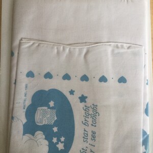 Puede incluir: Juego de cama blanco con un dise&ntilde;o de dibujos animados azul y blanco. El juego incluye una funda de almohada y una s&aacute;bana m&aacute;s grande, ambas con un patr&oacute;n repetido de corazones y estrellas azules. El texto en la funda de almohada dice "star light, star bright, first star I see tonight."