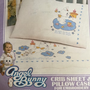 Puede incluir: Un juego de s&aacute;banas y fundas de almohada para bordar, con un dise&ntilde;o caprichoso de "Angel Bunny". La tela blanca est&aacute; estampada con un conejito de dibujos animados, estrellas, nubes y el texto "star light, star bright". La s&aacute;bana mide 91cm x 121cm.