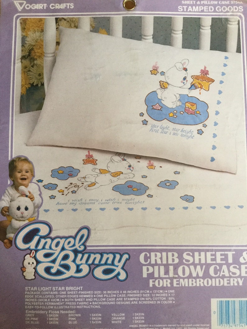 Puede incluir: Un juego de s&aacute;banas y fundas de almohada para bordar, con un dise&ntilde;o caprichoso de "Angel Bunny". La tela blanca est&aacute; estampada con un conejito de dibujos animados, estrellas, nubes y el texto "star light, star bright". La s&aacute;bana mide 91cm x 121cm.