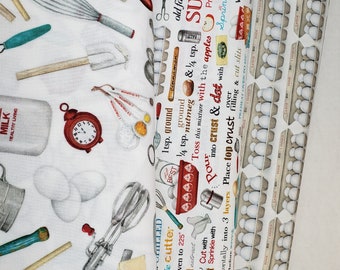 Op de afbeelding: Witte stof met een herhalend patroon van keukengerei en bakproducten. De stof heeft een rood-witte wekker, een deegroller, een garde, een spatel, een maatbeker, een koekjesvormpje, een taartbodem en een doos eieren. De stof bevat ook tekst die "Sugar Cookies" en "Verwarm de oven voor op 225 graden" luidt.