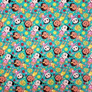 Peut inclure: Motif r&eacute;p&eacute;t&eacute; de b&eacute;b&eacute;s de dessins anim&eacute;s dans diverses poses, v&ecirc;tus de tenues roses et jaunes, sur fond turquoise. Le motif comprend des fraises, des fleurs et des soleils avec le texte "Be the Sun Shine".