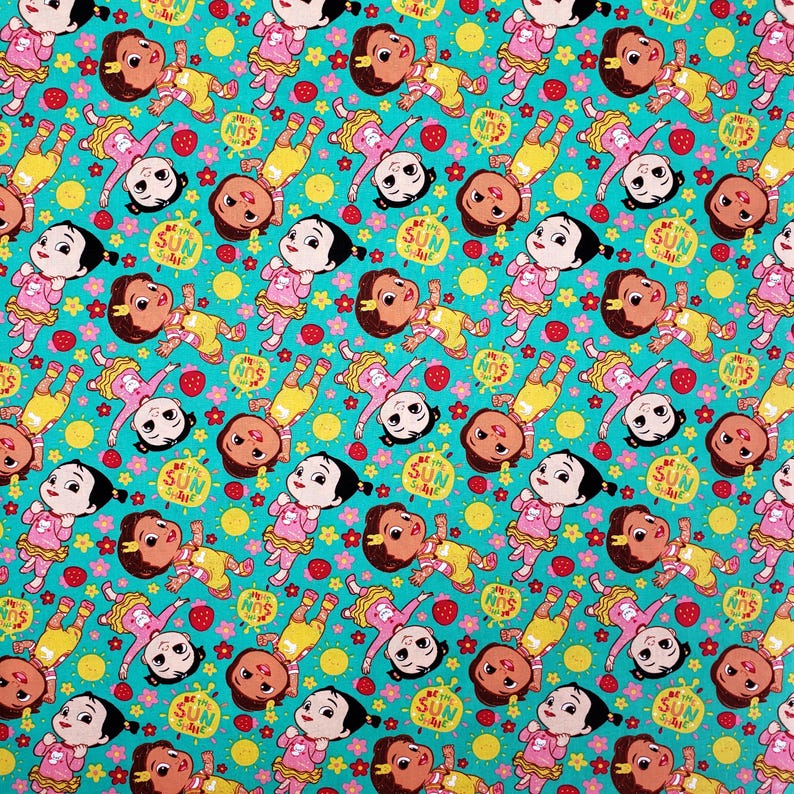 Peut inclure: Motif r&eacute;p&eacute;t&eacute; de b&eacute;b&eacute;s de dessins anim&eacute;s dans diverses poses, v&ecirc;tus de tenues roses et jaunes, sur fond turquoise. Le motif comprend des fraises, des fleurs et des soleils avec le texte "Be the Sun Shine".
