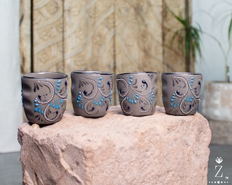 Vasos de chupito de cerámica de gres. Vasos de chupito de cerámica con diseño de azules oscuros.