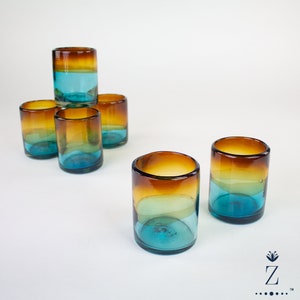 Gobelets en verre soufflé, courts. Récipients en verre turquoise et ambré.