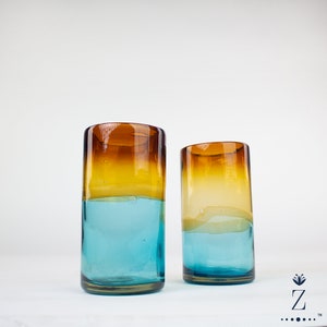 Gobelets en verre soufflé, grands. Verres turquoise et ambré. Set of 2