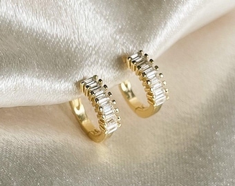 18k Gold Baguette Hoops Ohrringe - Huggie Ohrringe Gold - Kleine CZ Hoop Ohrringe - Cz Huggie Ohrringe - Winzige Gold Hoops mit Steinen