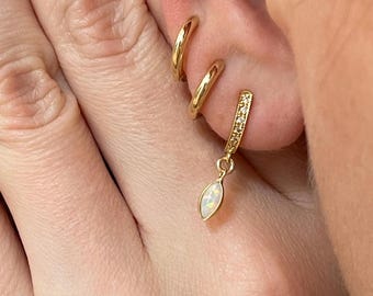 Pendientes de aro de ópalo con baño de oro • Delicados pendientes de aro de ópalo blanco para mujer • Joyería de ópalo minimalista e hipoalergénica • Aros pequeños para uso diario