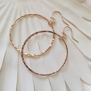 Statement gouden hoepels – 14k gold filled hoepels, oorbellen met gehamerde textuur, lichtgewicht alledaagse sieraden, hypoallergene gouden hoepels