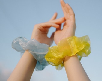 Handgefertigtes Haargummiband Set aus blau-gelben Scrunchies Organza-Haargummis Haarschmuck