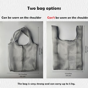 K&ouml;nnte beinhalten: Zwei wiederverwendbare Einkaufstaschen, eine mit Schultergurten und eine ohne. Die Tasche mit Schultergurten ist 58 cm hoch und 42 cm breit. Die Tasche ohne Schultergurte ist 51 cm hoch und 33 cm breit. Beide Taschen sind aus einem hellgrauen, durchsichtigen Material gefertigt. Der Text "Die Tasche ist sehr robust und kann bis zu 5 kg tragen." ist unter den Taschen gedruckt.