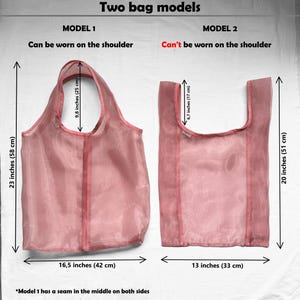 Puede incluir: Dos modelos de bolsas de mano de malla rosa con medidas en pulgadas y cent&iacute;metros. El modelo 1 se puede llevar en el hombro y tiene una costura en el medio en ambos lados. El modelo 2 no se puede llevar en el hombro.