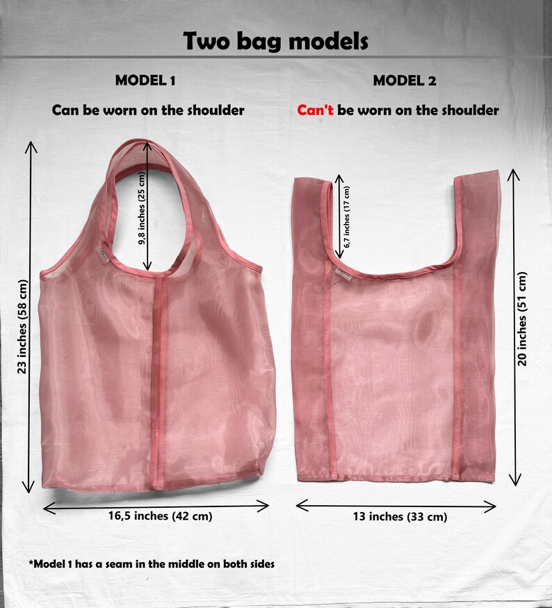 Puede incluir: Dos modelos de bolsas de mano de malla rosa con medidas en pulgadas y cent&iacute;metros. El modelo 1 se puede llevar en el hombro y tiene una costura en el medio en ambos lados. El modelo 2 no se puede llevar en el hombro.