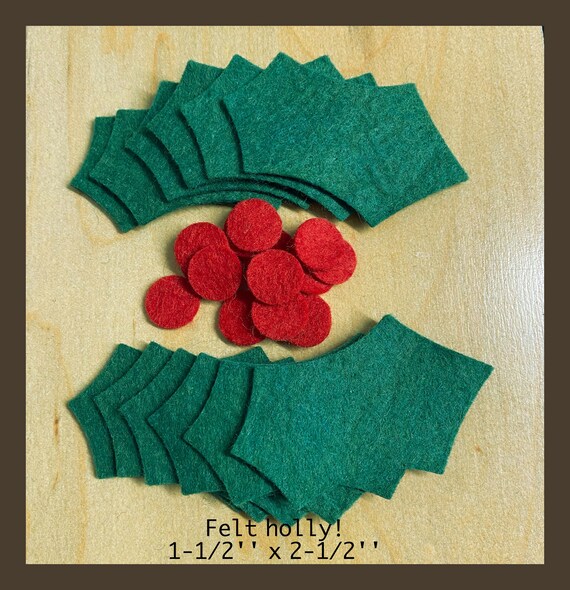 THIS BEAUTIFUL SOFT FELT GREEN HOLLY LEAVES WITH RED BERRIES CHRISTMAS WREATH 