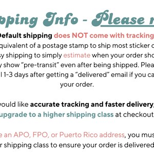 K&ouml;nnte beinhalten: Text auf wei&szlig;em Hintergrund, der Versandinformationen f&uuml;r Sticker-Bestellungen erkl&auml;rt. Der Text lautet "Shipping Info - Please read!" und "Default shipping does NOT come with tracking!"  Der Text erkl&auml;rt weiter, dass die Standardversandmethode einem Briefmarkenversand entspricht und dass Etsy-Versand die Lieferzeiten sch&auml;tzt. Der Text erkl&auml;rt auch, dass Sie, wenn Sie eine genaue Sendungsverfolgung und eine schnellere Lieferung ben&ouml;tigen, beim Checkout zu einer h&ouml;heren Versandklasse wechseln k&ouml;nnen. Der Text erkl&auml;rt auch, dass Sie, wenn Sie eine APO-, FPO- oder Puerto-Rico-Adresse haben, zu einer h&ouml;heren Versandklasse wechseln m&uuml;ssen, um sicherzustellen, dass Ihre Bestellung korrekt geliefert wird.