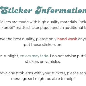K&ouml;nnte beinhalten: Text auf wei&szlig;em Hintergrund mit dem Titel "Sticker-Informationen". Der Text erkl&auml;rt, dass die Sticker aus hochwertigen Materialien hergestellt werden, darunter "wetterfestes" mattes Stickerpapier und eine zus&auml;tzliche Laminierung. Au&szlig;erdem wird empfohlen, alles, auf das die Sticker geklebt werden, mit der Hand zu waschen, und dass die Farben verblassen k&ouml;nnen, wenn sie direkter Sonneneinstrahlung ausgesetzt sind.