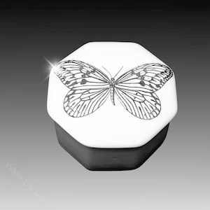 Urna de recuerdo artesanal con diseño de mariposa plateada para cenizas de bebés, mascotas o parte de adultos.