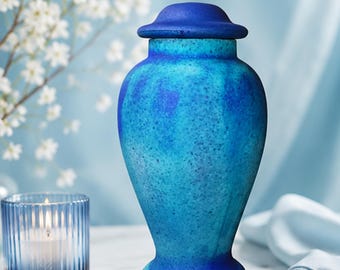 Grote handgemaakte elegante keramische asurn: aquablauw aardewerk