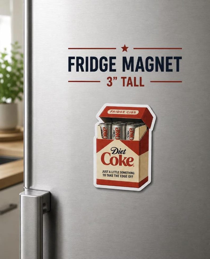 K&ouml;nnte beinhalten: Ein K&uuml;hlschrankmagnet mit dem Text "FRIDGE MAGNET" und "3" TALL". Der Magnet zeigt eine Schachtel mit "Diet Coke" Dosen mit der Aufschrift "FRIDGE CIGS". Der Text "JUST A LITTLE SOMETHING TO TAKE THE EDGE OFF" ist ebenfalls vorhanden. Die H&ouml;he betr&auml;gt ca. 7,6 cm.
