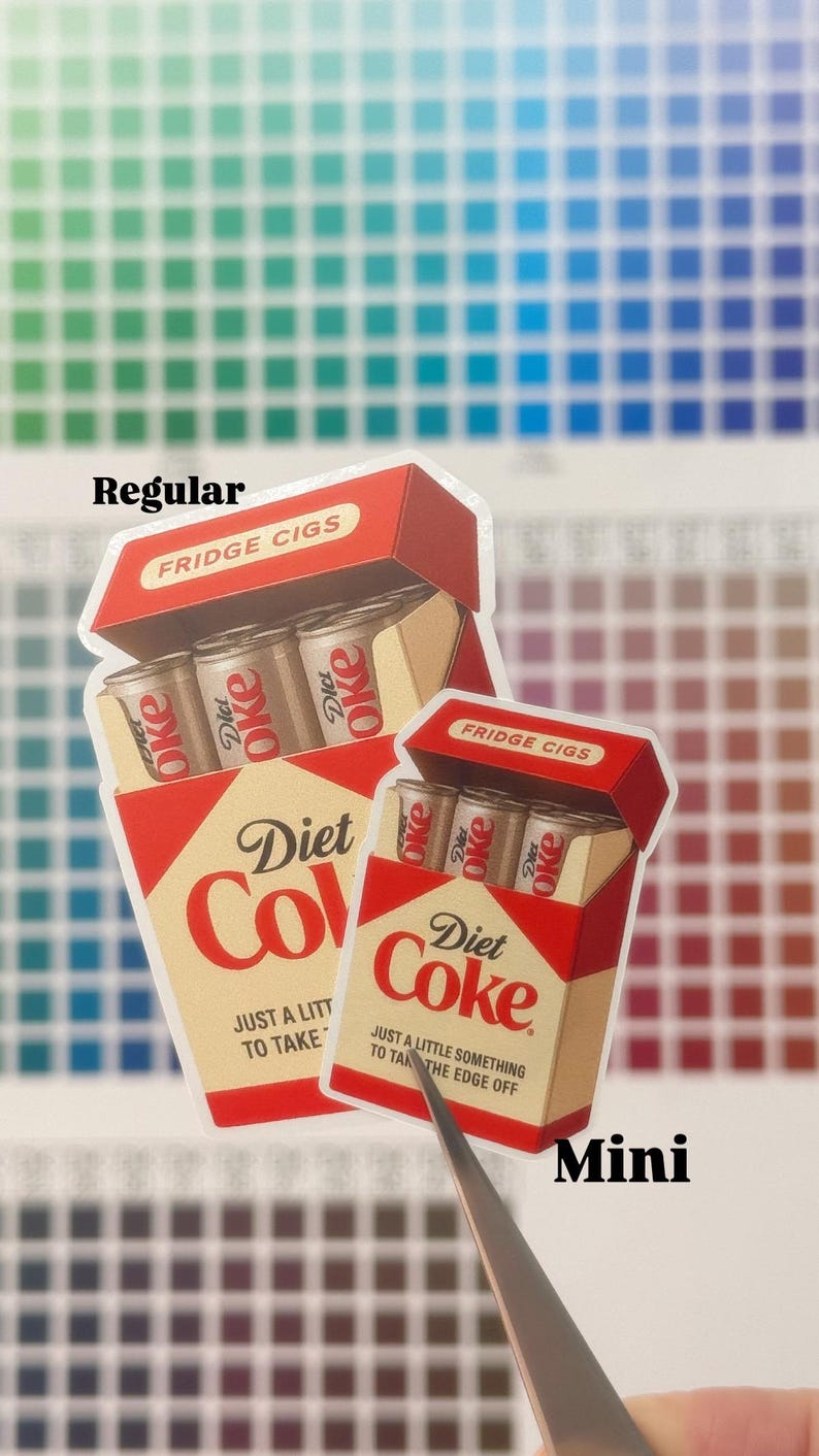 K&ouml;nnte beinhalten: Zwei Aufkleber-Designs mit Diet Coke-Dosen im Zigarettenschachtel-Stil. Die Schachteln sind rot und beige mit den Aufschriften "Diet Coke" und "FRIDGE CIGS". Eine Schachtel ist mit "Regular" und die andere mit "Mini" beschriftet.
